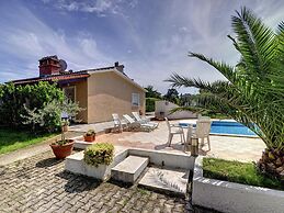 Boutique Apartment With Pool in Medulin