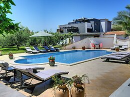 Boutique Apartment With Pool in Medulin