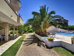 Boutique Apartment With Pool in Medulin