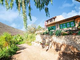 Appealing Holiday Home in La Escalona With Mountain Views