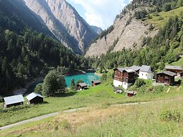 Mountain View Holiday Home in Binntal near Lengtal Deck