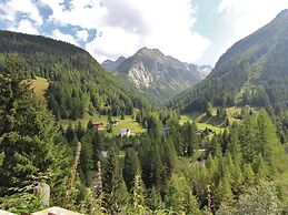 Mountain View Holiday Home in Binntal near Lengtal Deck