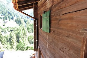Mountain View Holiday Home in Binntal near Lengtal Deck