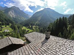 Mountain View Holiday Home in Binntal near Lengtal Deck