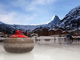 Mountain View Holiday Home in Binntal near Lengtal Deck