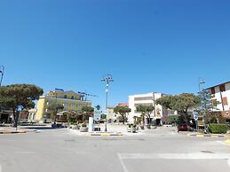 Sun Drenched Seaside Holiday Home with Pool near Venice