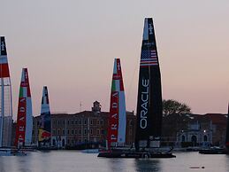 Sun Drenched Seaside Holiday Home with Pool near Venice