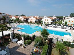 Sun Drenched Seaside Holiday Home with Pool near Venice