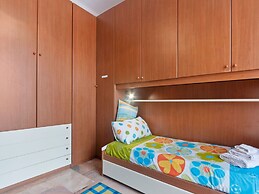 Spacious Apartment in Lavagna near Sea & City Center