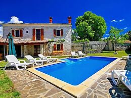 Authentic Villa in Tinjan With Private Pool