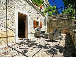 Authentic Villa in Tinjan With Private Pool