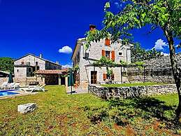 Authentic Villa in Tinjan With Private Pool