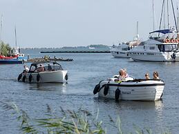 Luxury Lodge with 2 Bathrooms near Markermeer
