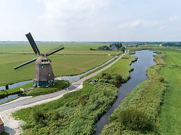 Luxury Lodge with 2 Bathrooms near Markermeer