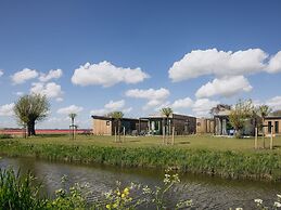 Luxury Lodge with 2 Bathrooms near Markermeer