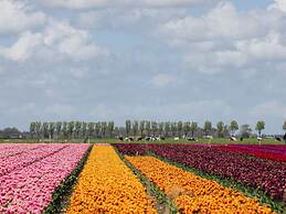 Luxury Lodge with 2 Bathrooms near Markermeer