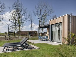 Luxury Lodge with 2 Bathrooms near Markermeer