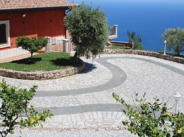 Divine Holiday Home in Giosa Marea with Sauna & Hot Tub