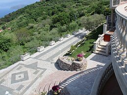 Divine Holiday Home in Giosa Marea with Sauna & Hot Tub