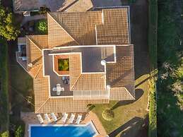 Cozy Villa in Albufeira With Swimming Pool