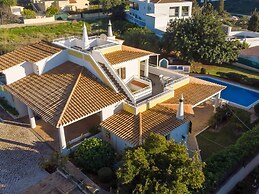 Cozy Villa in Albufeira With Swimming Pool