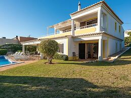 Cozy Villa in Albufeira With Swimming Pool