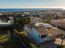 Cozy Villa in Albufeira With Swimming Pool