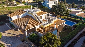 Cozy Villa in Albufeira With Swimming Pool