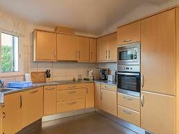 Cozy Villa in Albufeira With Swimming Pool