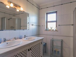 Cozy Villa in Albufeira With Swimming Pool