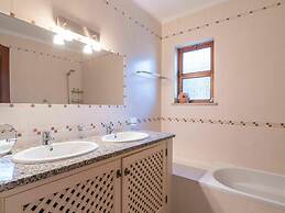 Cozy Villa in Albufeira With Swimming Pool