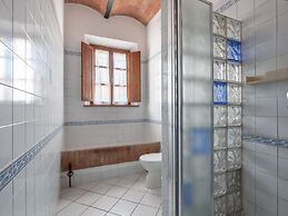 Tuscan Farmhouse in Peccioli with Swimming Pool near Lakes
