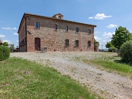 Tuscan Farmhouse in Peccioli with Swimming Pool near Lakes