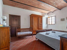 Tuscan Farmhouse in Peccioli with Swimming Pool near Lakes