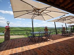 Tuscan Farmhouse in Peccioli with Swimming Pool near Lakes