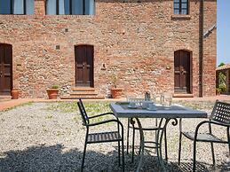 Tuscan Farmhouse in Peccioli with Swimming Pool near Lakes