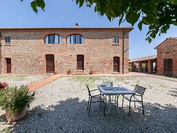 Tuscan Farmhouse in Peccioli with Swimming Pool near Lakes