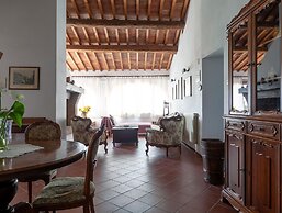 Tuscan Farmhouse in Peccioli with Swimming Pool near Lakes
