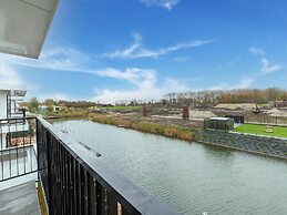 Brand new Luxury Villa on a Small-scale Park