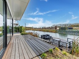 Brand new Luxury Villa on a Small-scale Park