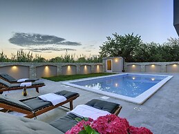 Super Modern Villa With Private Pool