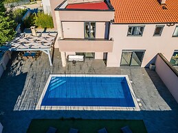 Super Modern Villa With Private Pool
