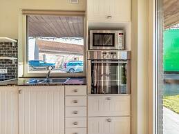 Serene Holiday Home in Gijverinkhove With Terrace, Garden