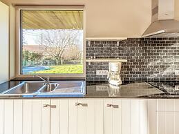 Serene Holiday Home in Gijverinkhove With Terrace, Garden