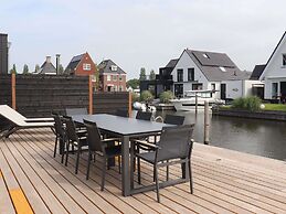 Lovely Holiday Home in Stavoren With Bubble Bath