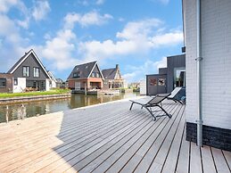 Lovely Holiday Home in Stavoren With Bubble Bath