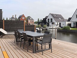 Lovely Holiday Home in Stavoren With Bubble Bath