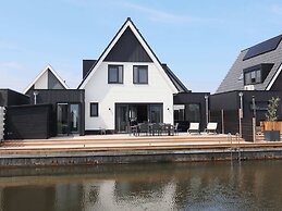 Lovely Holiday Home in Stavoren With Bubble Bath