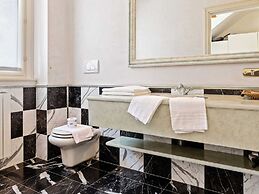 Residence Located on the Shores of Lake Maggiore