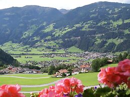 Delightful Apartment in Zell am Ziller With a View